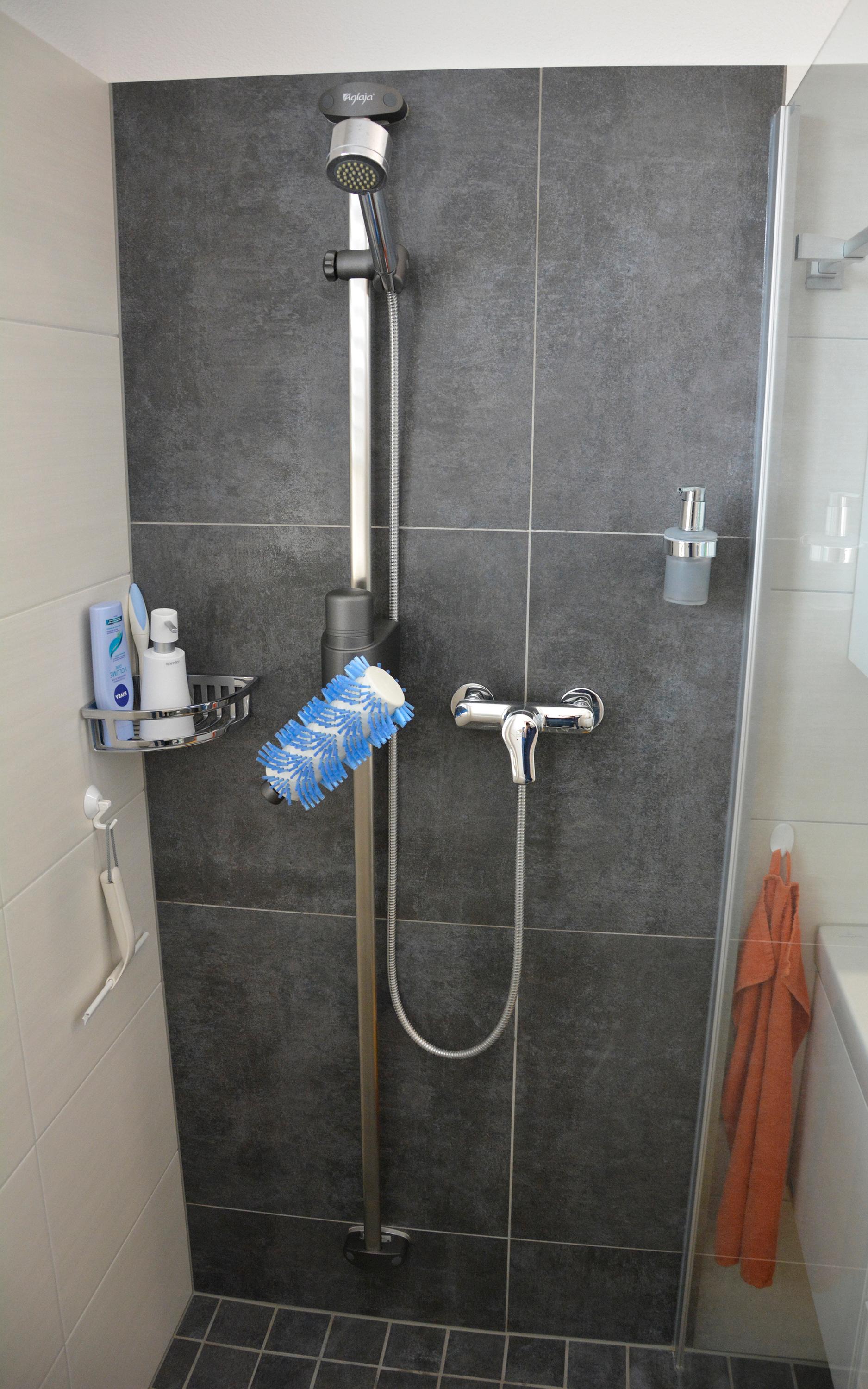 Montage sans percer: Posez le système de douche Aglaja facilement 