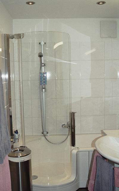 Montage sans percer: Posez le système de douche Aglaja facilement 